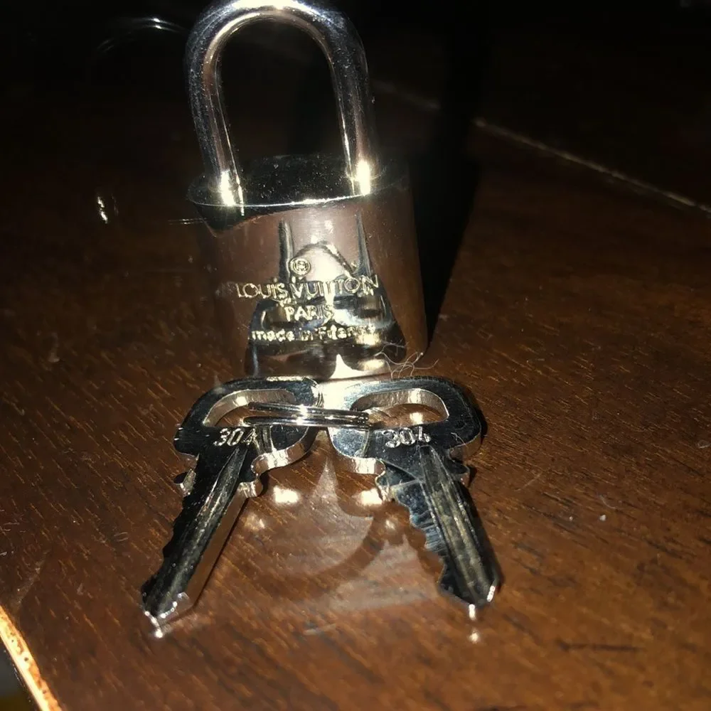 LOUIS VUITTON Palladium Lock and Key Silver Padlock Rare LV #304